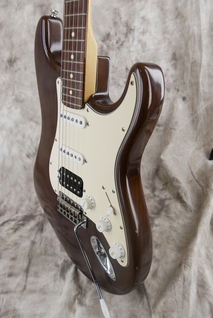 Fender_Stratocaster_Highway_One_USA_mashed_brown_2006-006.JPG