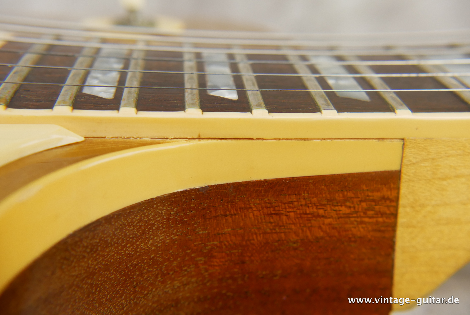 Gibson-Les-Paul-Deluxe-1979-goldtop-016.JPG