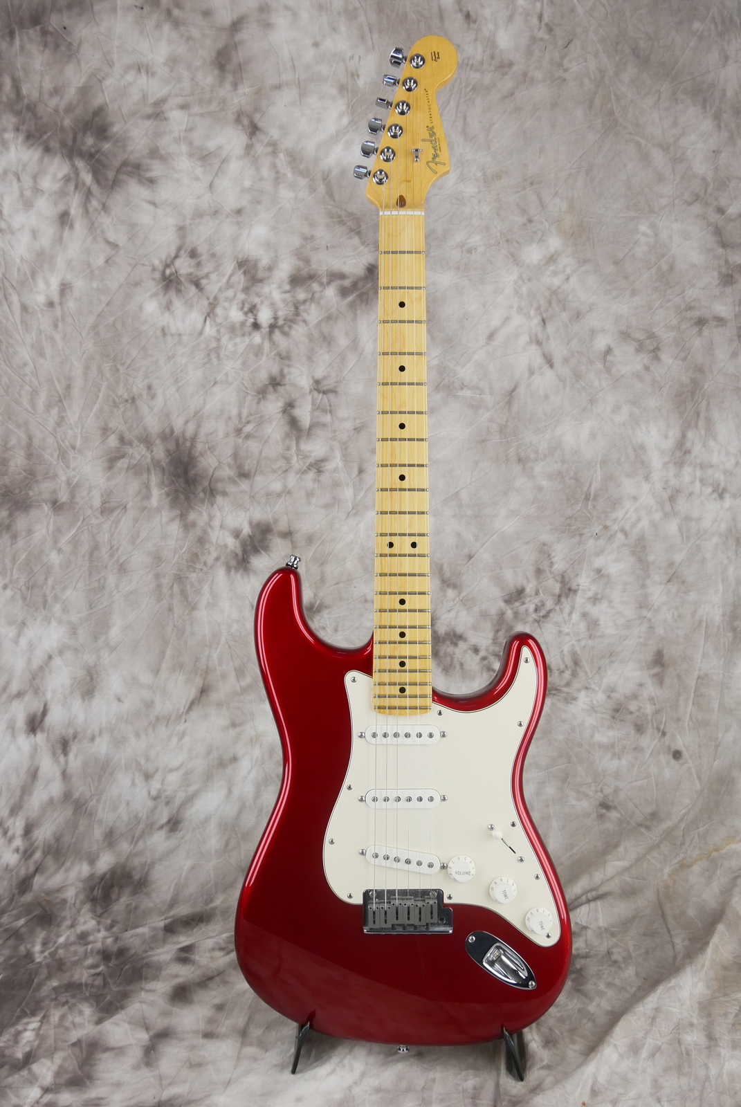 Fender_Stratocaster_USA_built_from_parts_candy_apple_red_2015-001.JPG