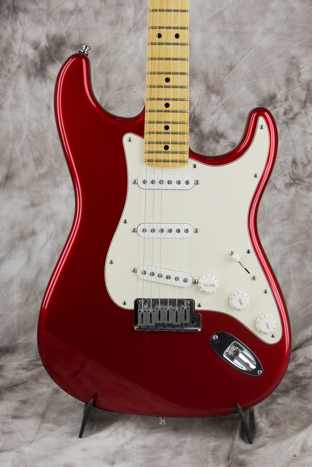 Fender_Stratocaster_USA_built_from_parts_candy_apple_red_2015-003.JPG
