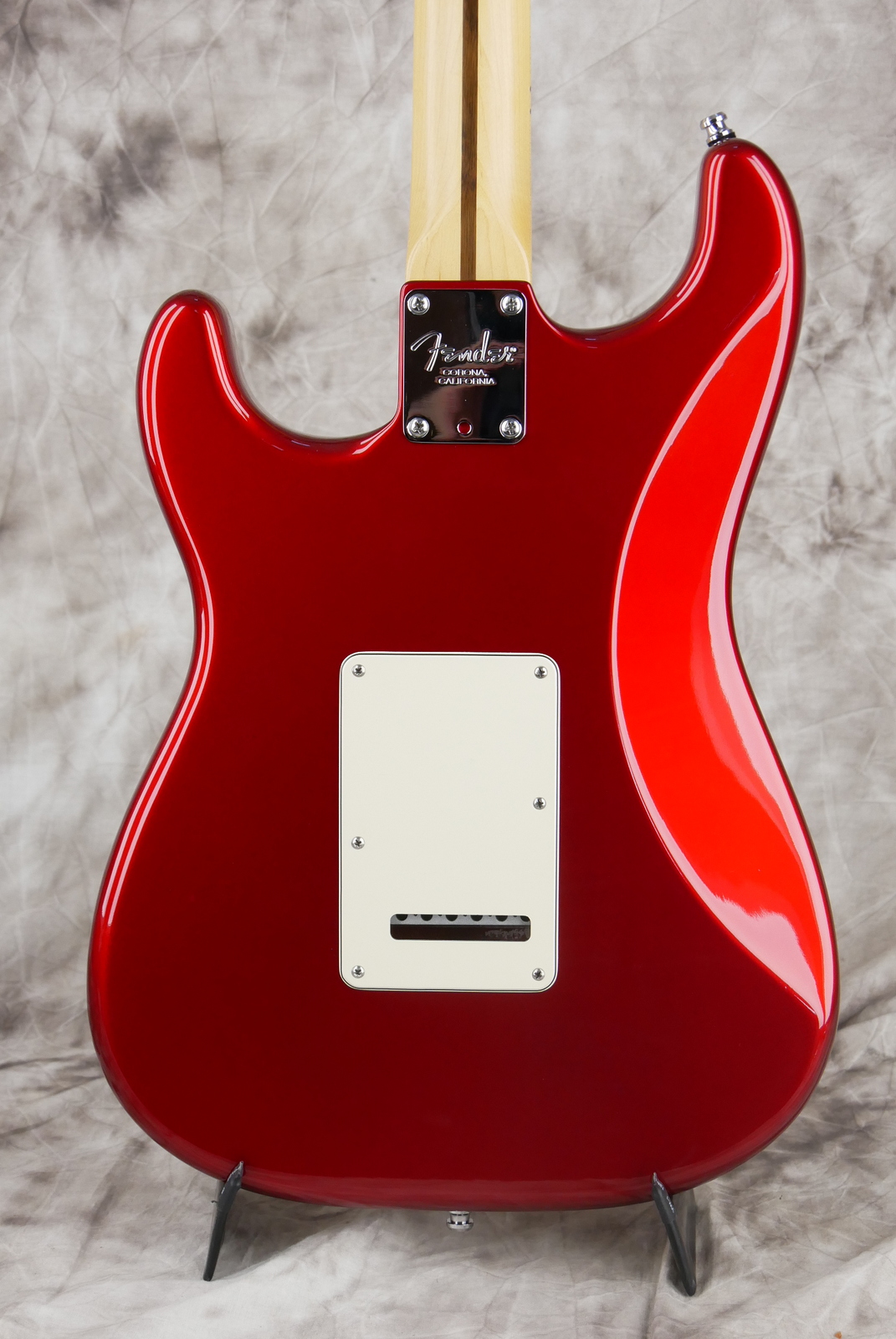 Fender_Stratocaster_USA_built_from_parts_candy_apple_red_2015-004.JPG