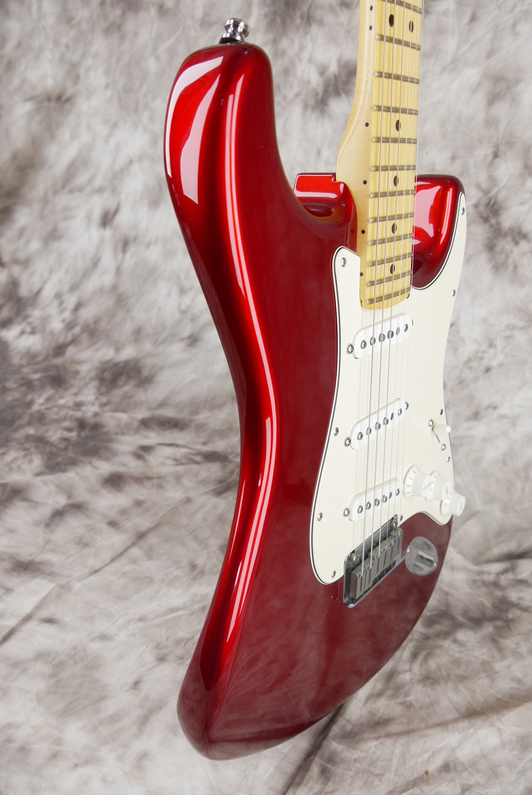 Fender_Stratocaster_USA_built_from_parts_candy_apple_red_2015-005.JPG