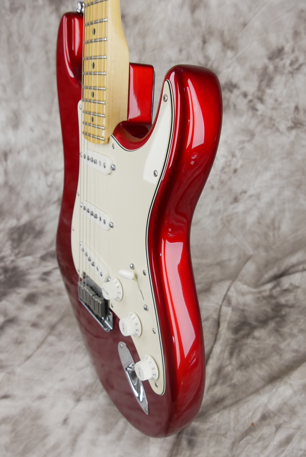 Fender_Stratocaster_USA_built_from_parts_candy_apple_red_2015-006.JPG