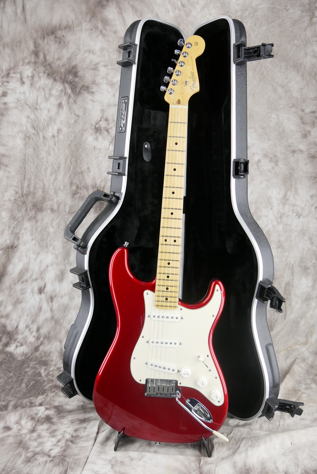 Fender_Stratocaster_USA_built_from_parts_candy_apple_red_2015-013.JPG
