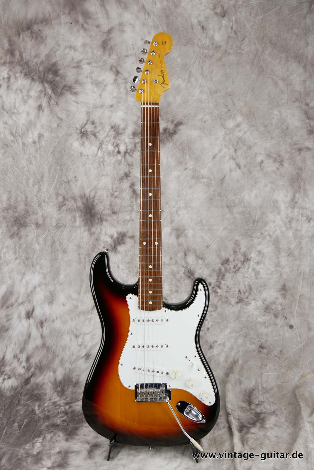 Fender_Stratocaster_crafted_in_Japan_sunburst_two_piont_tromolo_3,76kg-001.JPG