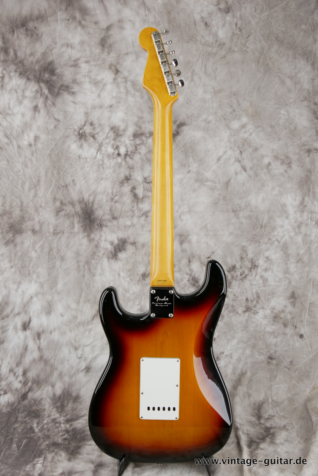 Fender_Stratocaster_crafted_in_Japan_sunburst_two_piont_tromolo_3,76kg-002.JPG