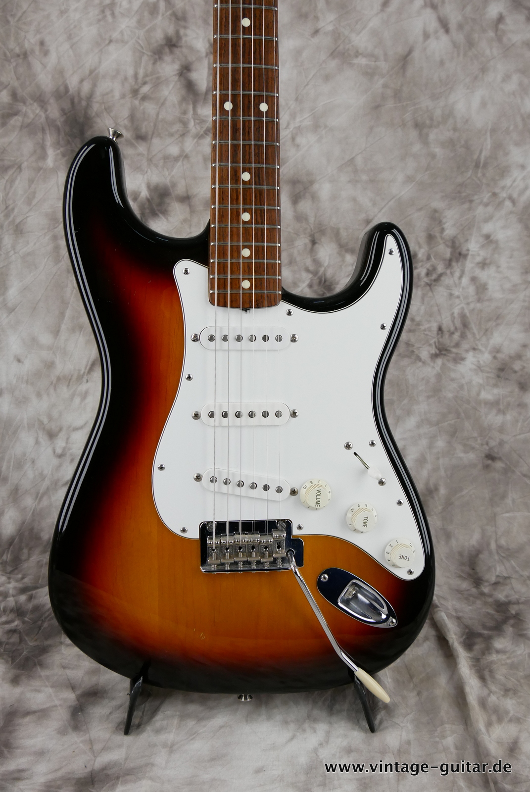 Fender_Stratocaster_crafted_in_Japan_sunburst_two_piont_tromolo_3,76kg-003.JPG
