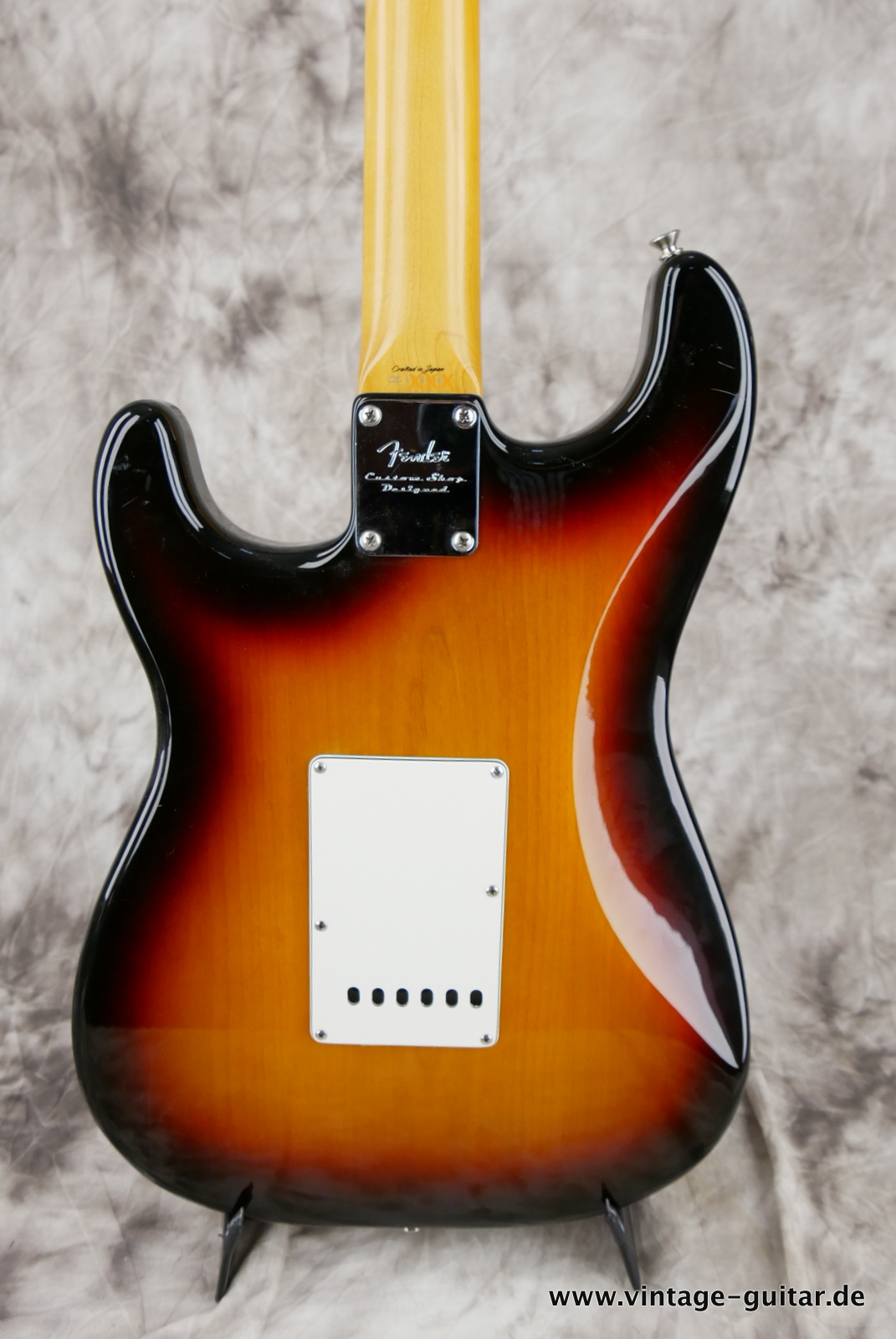 Fender_Stratocaster_crafted_in_Japan_sunburst_two_piont_tromolo_3,76kg-004.JPG