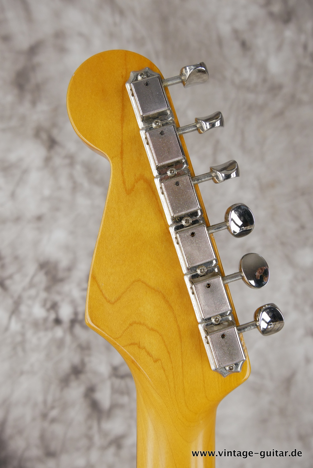 Fender_Stratocaster_crafted_in_Japan_sunburst_two_piont_tromolo_3,76kg-006.JPG