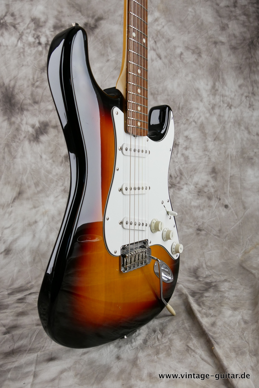 Fender_Stratocaster_crafted_in_Japan_sunburst_two_piont_tromolo_3,76kg-009.JPG
