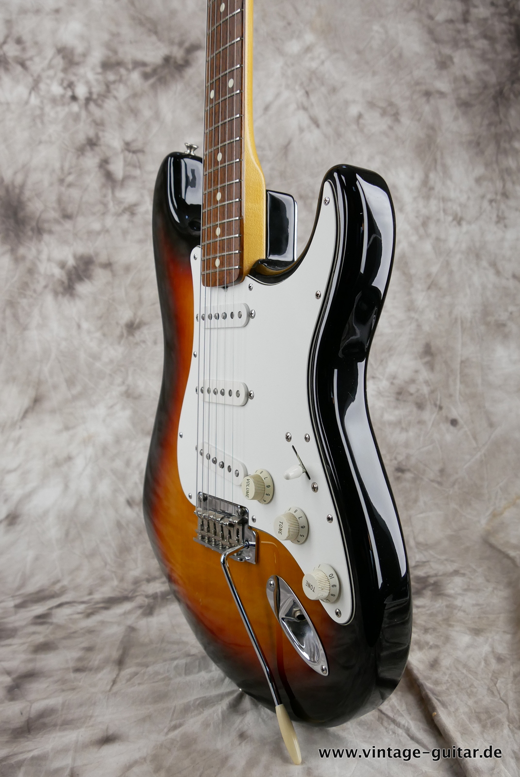 Fender_Stratocaster_crafted_in_Japan_sunburst_two_piont_tromolo_3,76kg-010.JPG