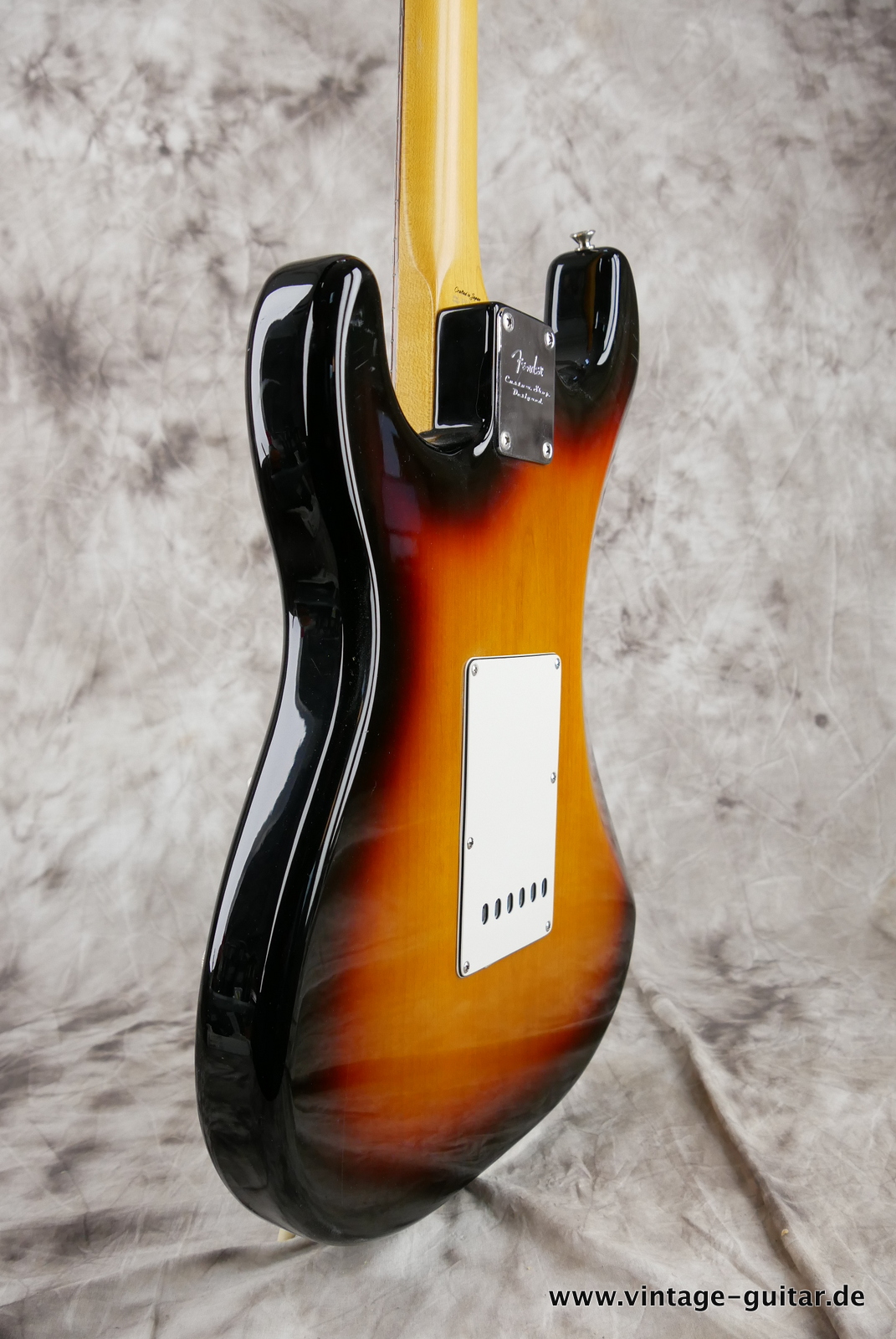 Fender_Stratocaster_crafted_in_Japan_sunburst_two_piont_tromolo_3,76kg-011.JPG