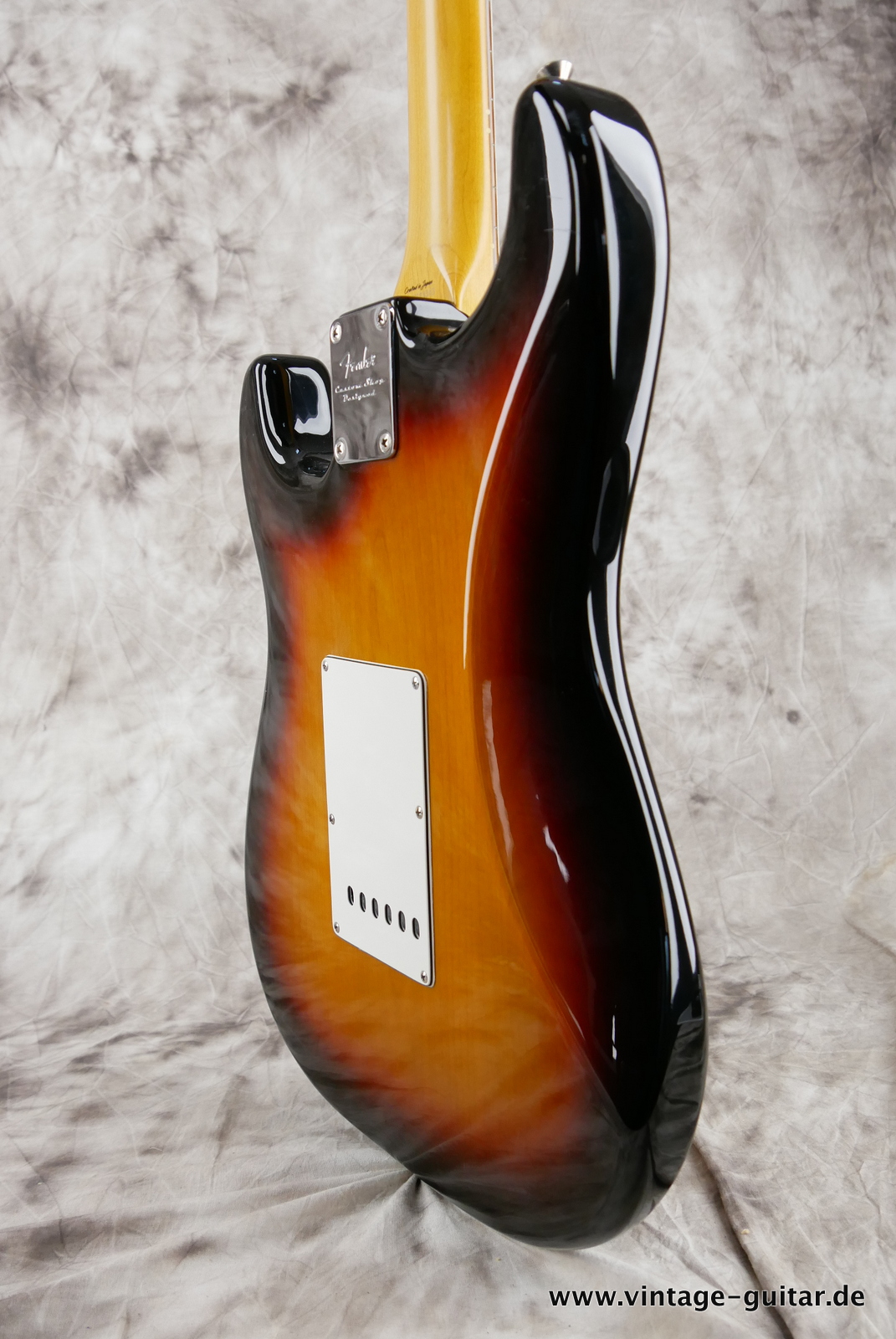Fender_Stratocaster_crafted_in_Japan_sunburst_two_piont_tromolo_3,76kg-012.JPG