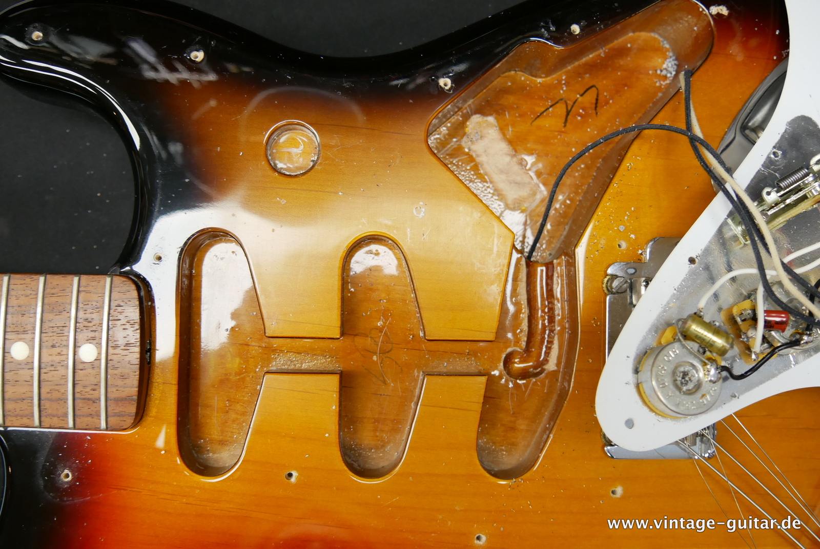 Fender_Stratocaster_crafted_in_Japan_sunburst_two_piont_tromolo_3,76kg-013.JPG
