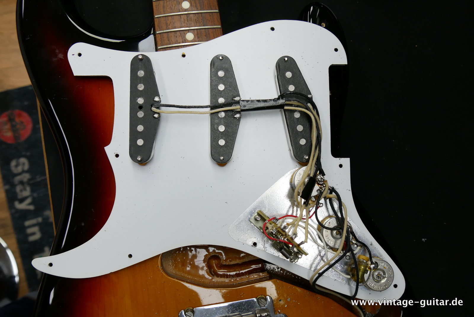 Fender_Stratocaster_crafted_in_Japan_sunburst_two_piont_tromolo_3,76kg-014.JPG