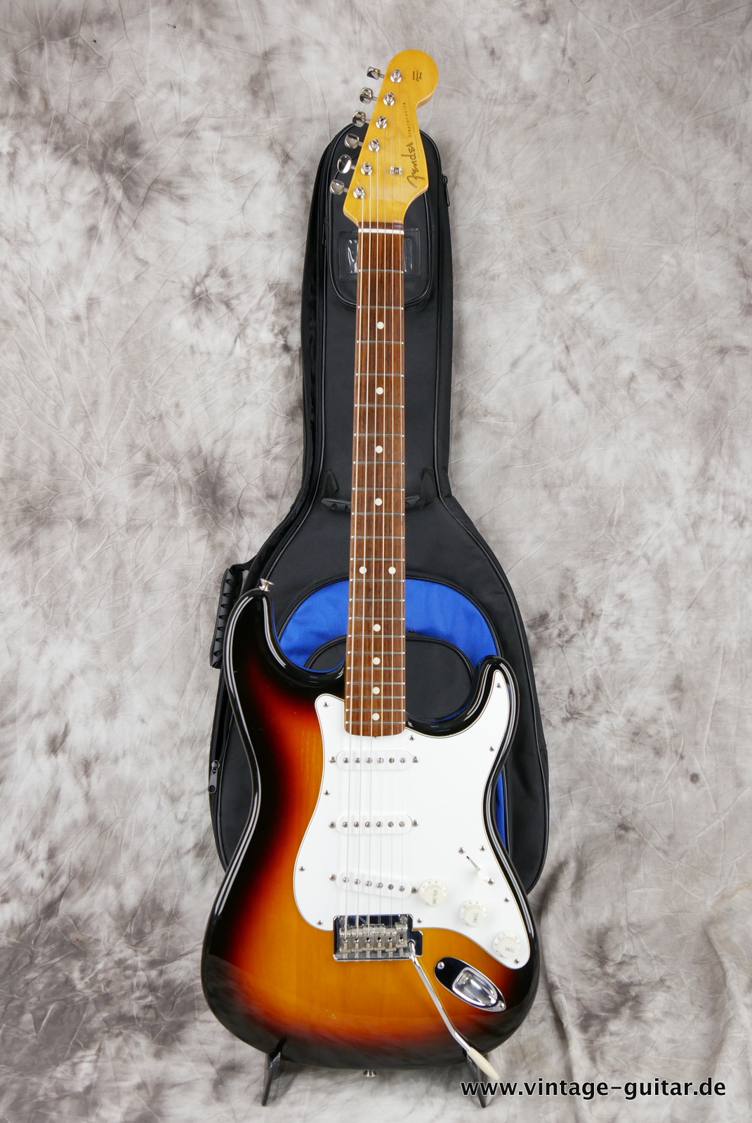 Fender_Stratocaster_crafted_in_Japan_sunburst_two_piont_tromolo_3,76kg-016.JPG