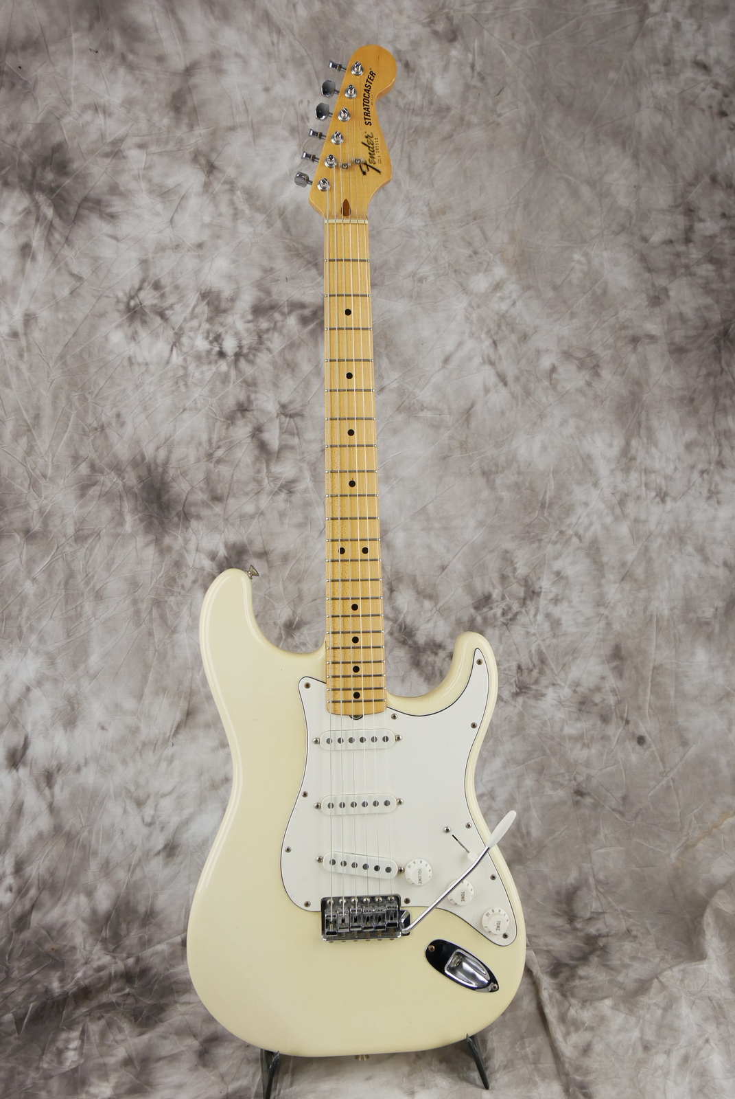 Fender_Stratocaster_Dan_smith_1982_tremolo_hardcase-001.JPG