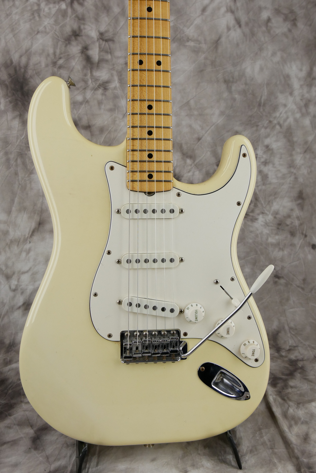 Fender_Stratocaster_Dan_smith_1982_tremolo_hardcase-003.JPG