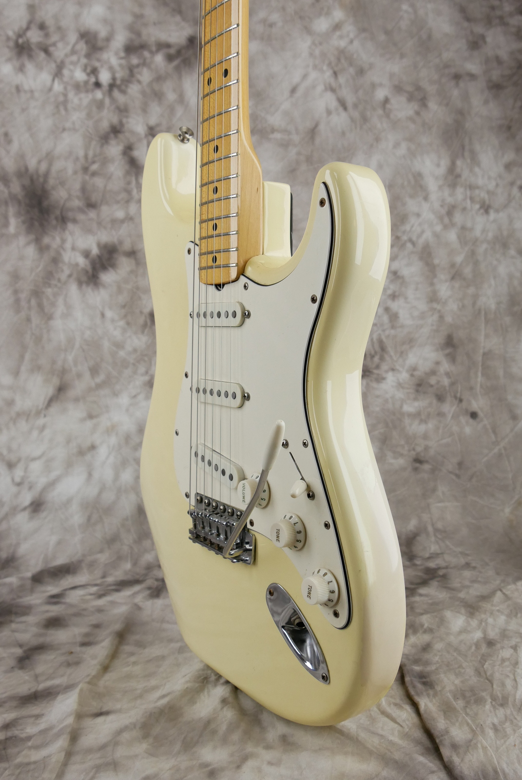 Fender_Stratocaster_Dan_smith_1982_tremolo_hardcase-006.JPG