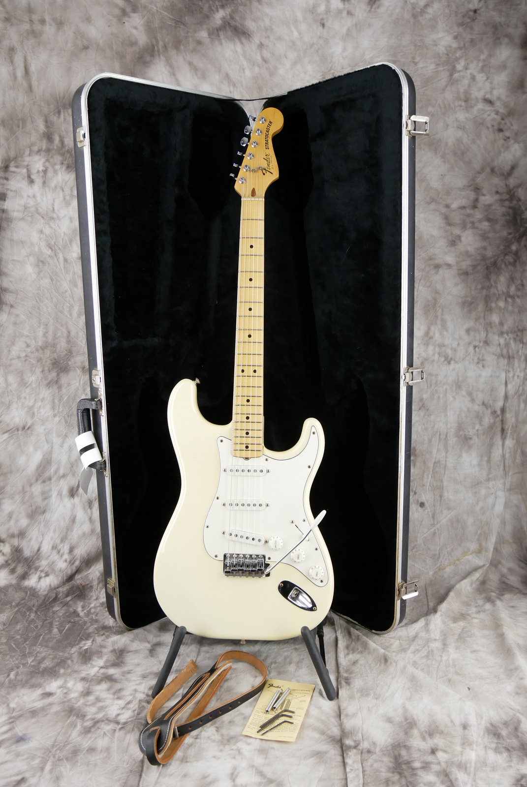 Fender_Stratocaster_Dan_smith_1982_tremolo_hardcase-013.JPG