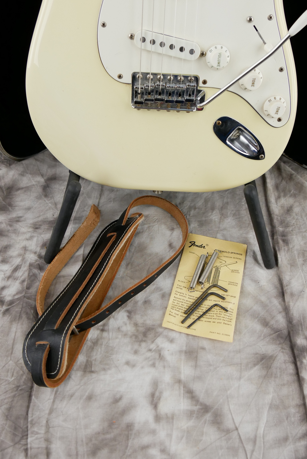Fender_Stratocaster_Dan_smith_1982_tremolo_hardcase-014.JPG