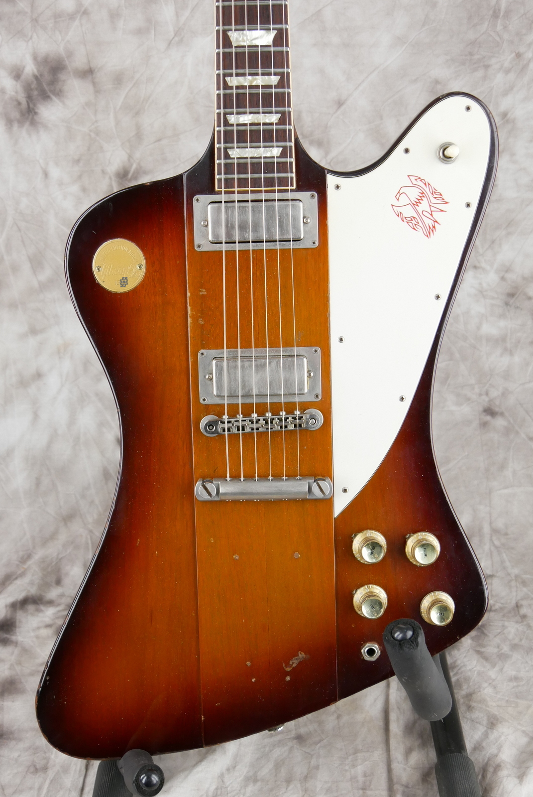 Gibson_Firebird_V_Medallion_limited_edition_sunburst_1972-003.JPG