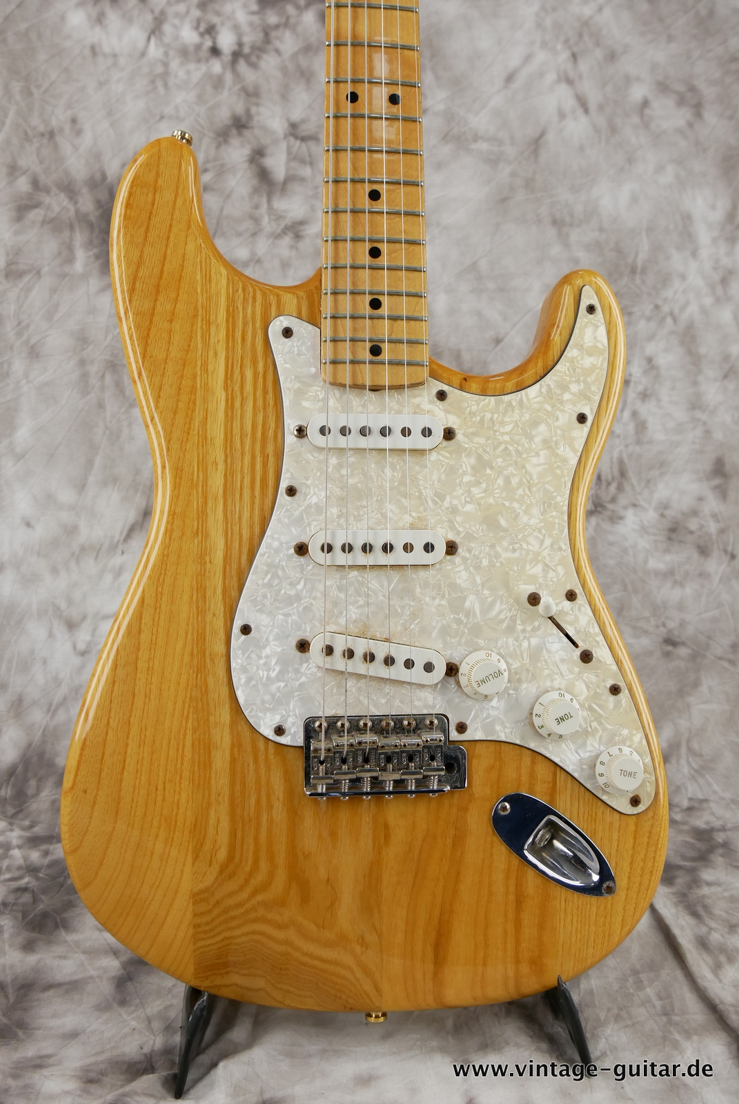 Fender_Stratocaster_70s_reissue_maple_neck_1999_Mexico-003.JPG