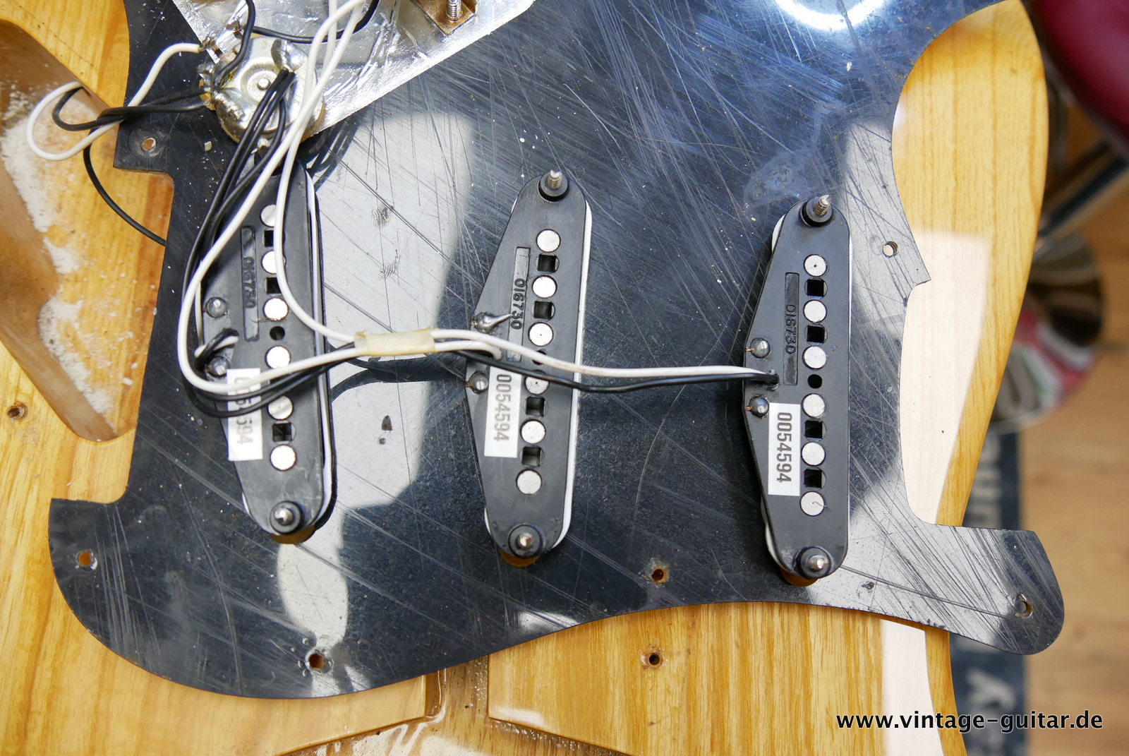 Fender_Stratocaster_70s_reissue_maple_neck_1999_Mexico-015.JPG