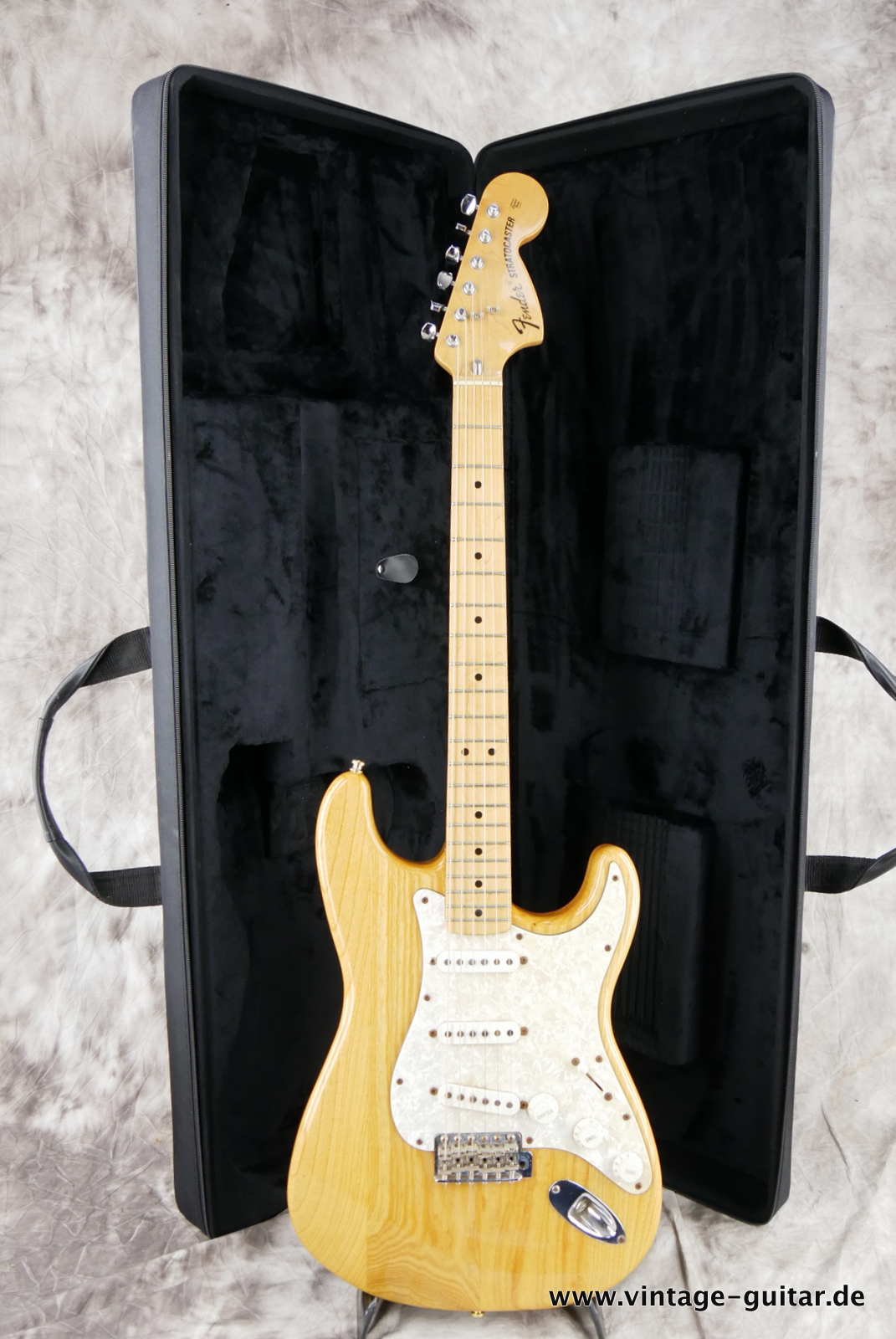 Fender_Stratocaster_70s_reissue_maple_neck_1999_Mexico-017.JPG