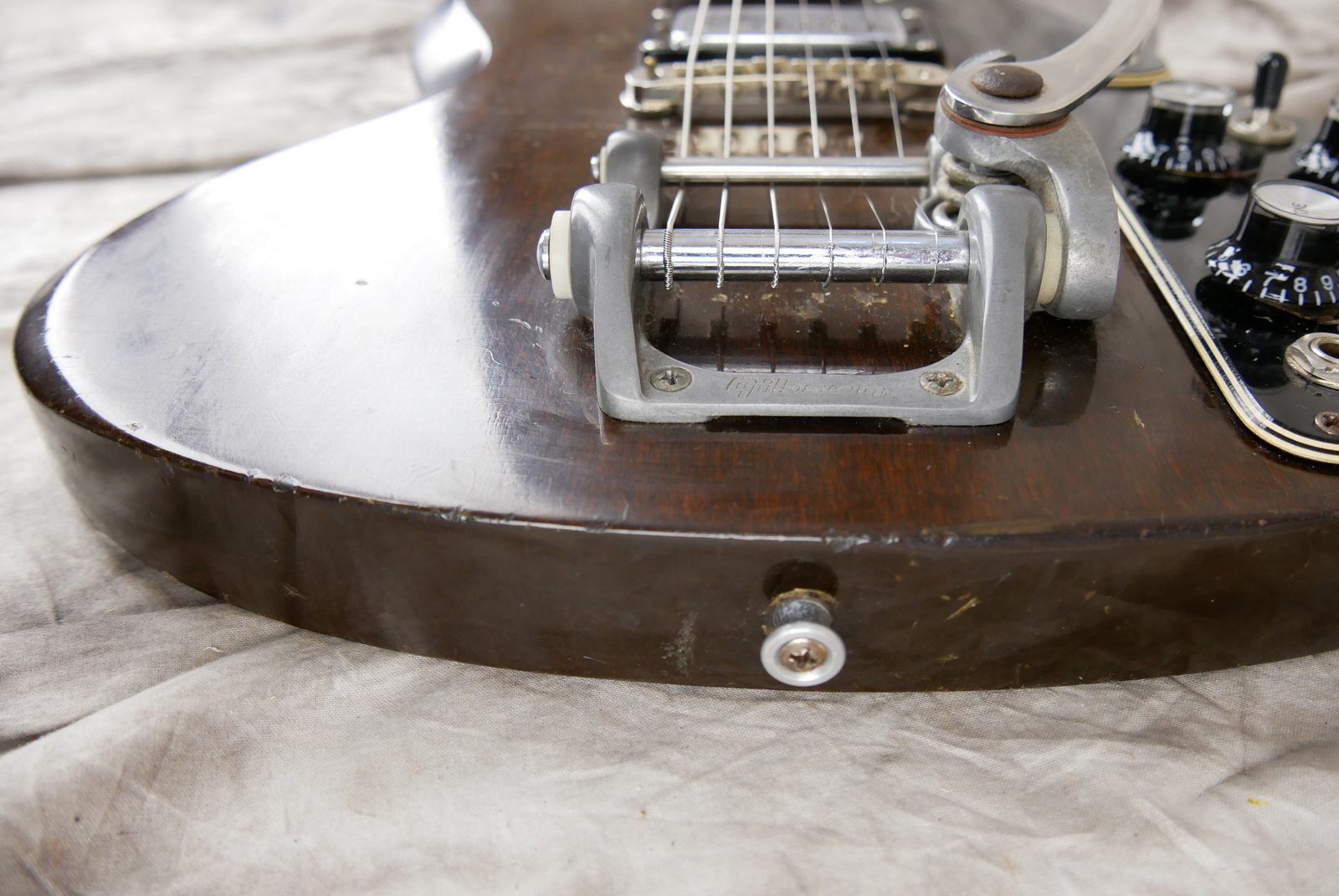 Gibson_SG_Deluxe_bigsby_1971_1972_walnut_cts-pots_1966-015.JPG