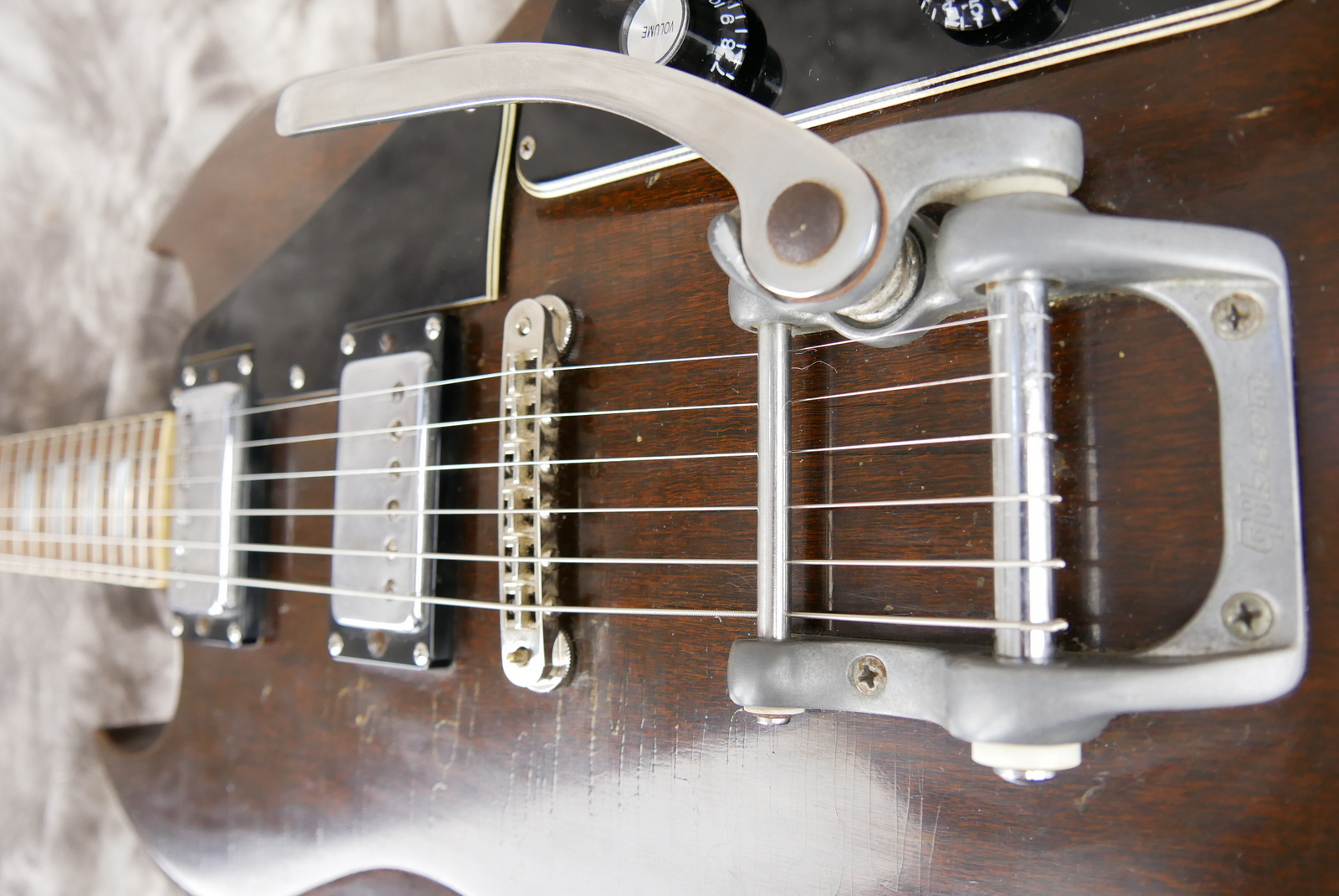 Gibson_SG_Deluxe_bigsby_1971_1972_walnut_cts-pots_1966-016.JPG
