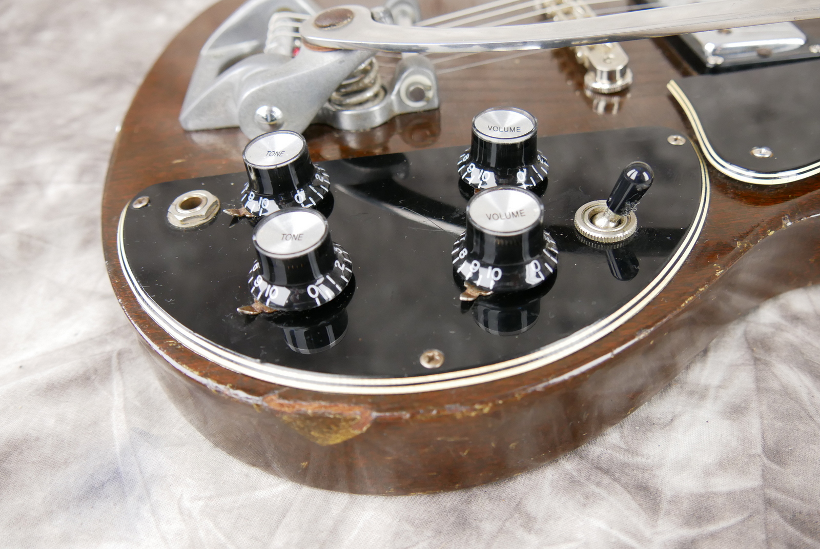 Gibson_SG_Deluxe_bigsby_1971_1972_walnut_cts-pots_1966-020.JPG