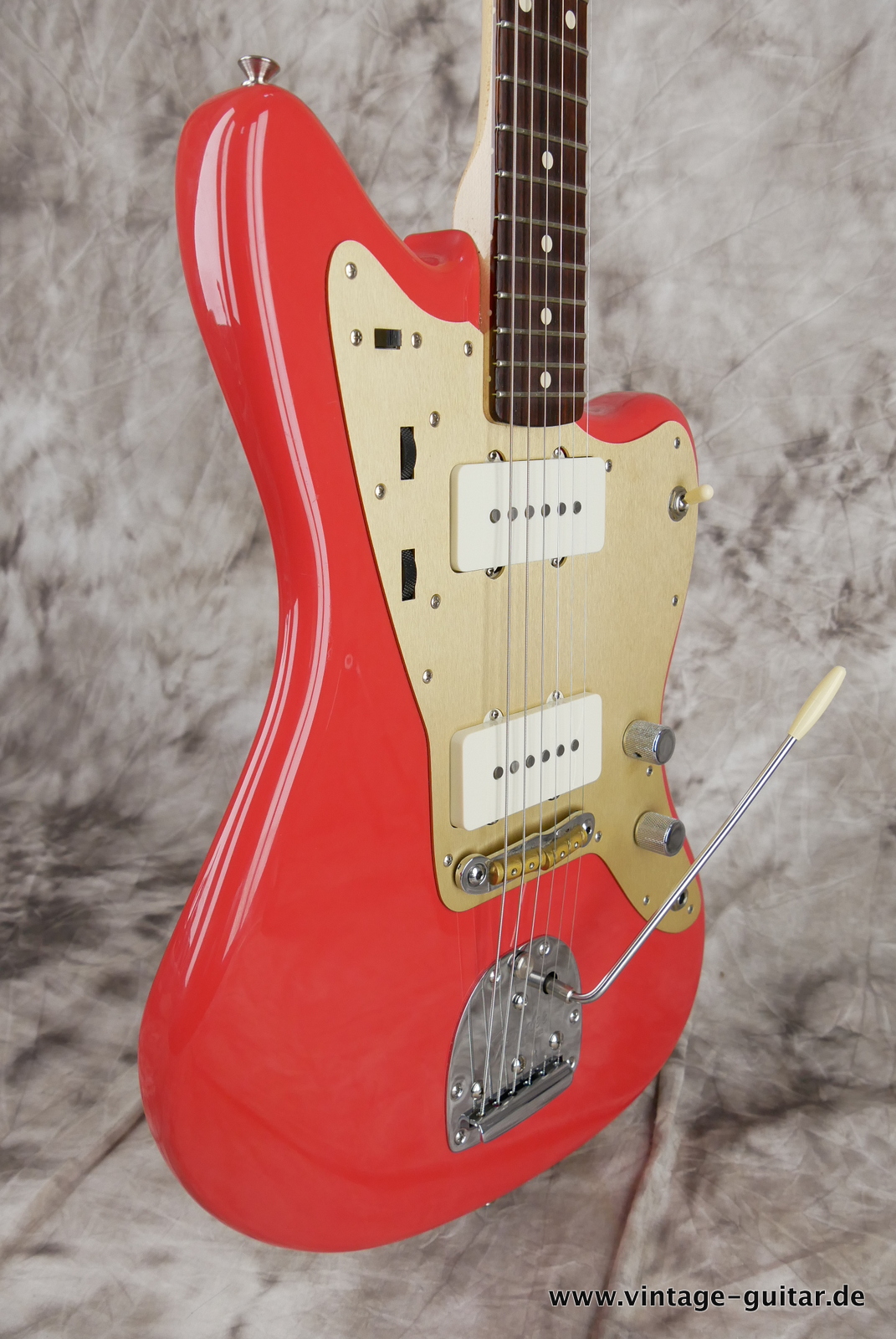 Fender-62-Jazzmaster-Custom-Shop-2020-fiesta-red-alu-guard-004.JPG