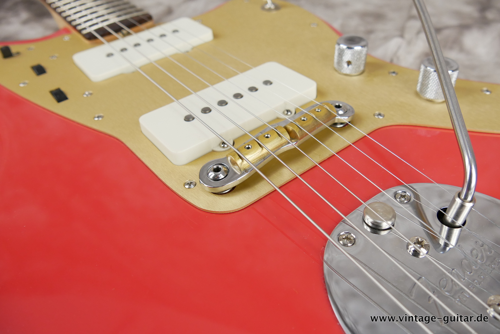 Fender-62-Jazzmaster-Custom-Shop-2020-fiesta-red-alu-guard-013.JPG