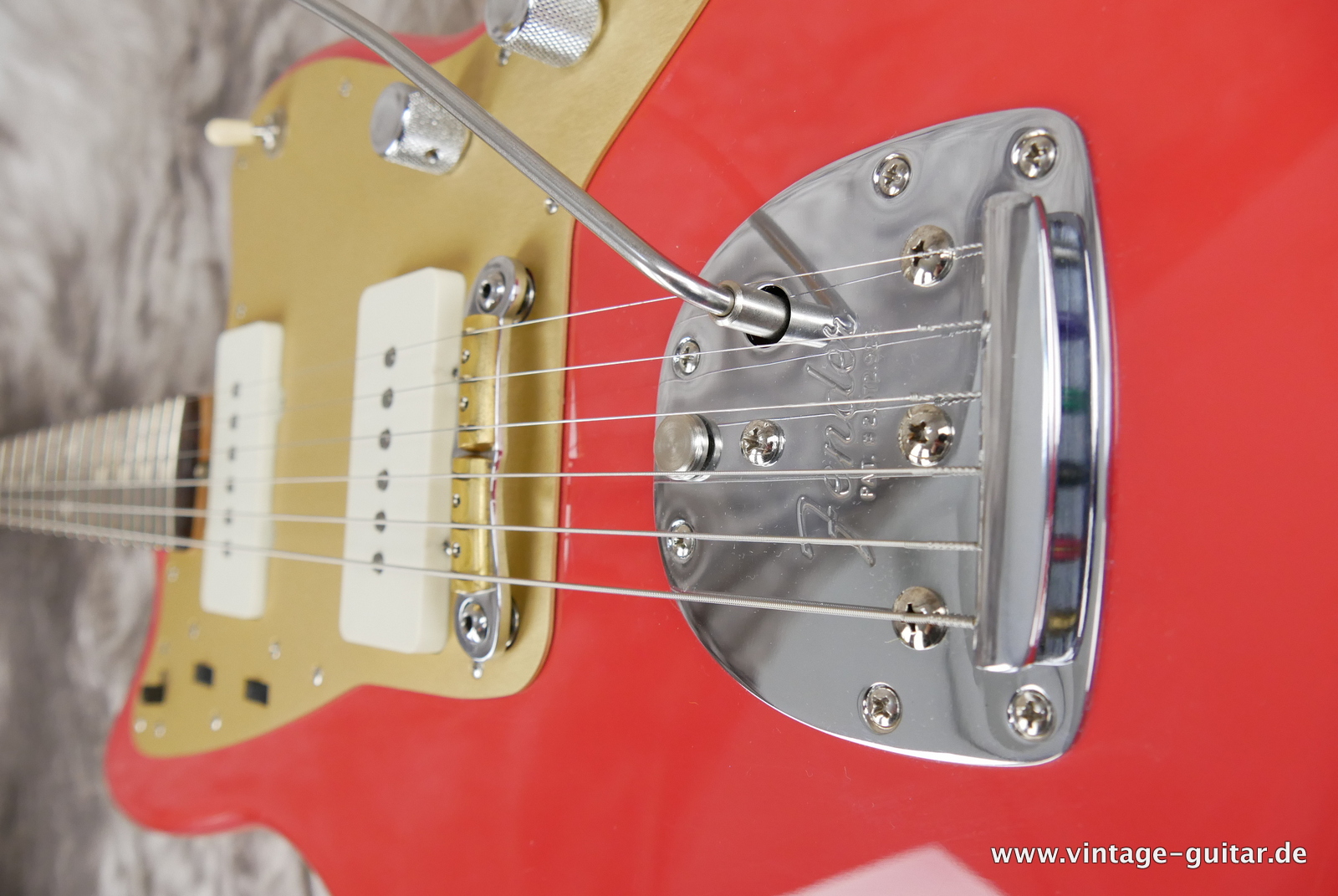 Fender-62-Jazzmaster-Custom-Shop-2020-fiesta-red-alu-guard-015.JPG