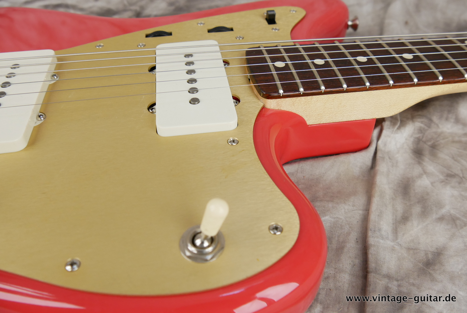 Fender-62-Jazzmaster-Custom-Shop-2020-fiesta-red-alu-guard-017.JPG