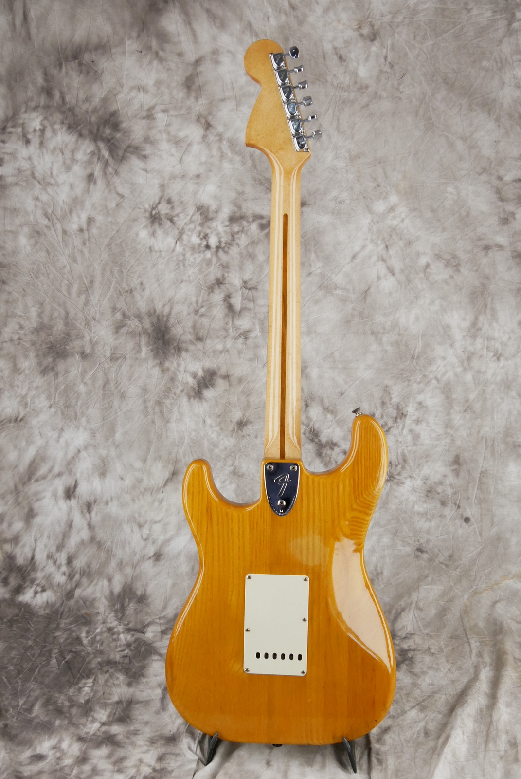 Fender_Stratocaster_10_piece_body_natural_USA_1977-002.JPG