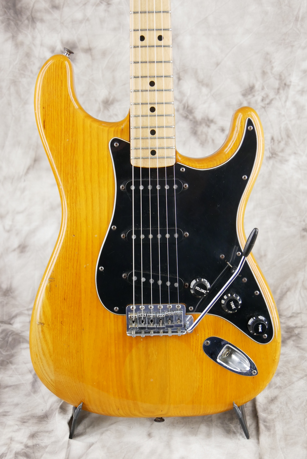 Fender_Stratocaster_10_piece_body_natural_USA_1977-003.JPG