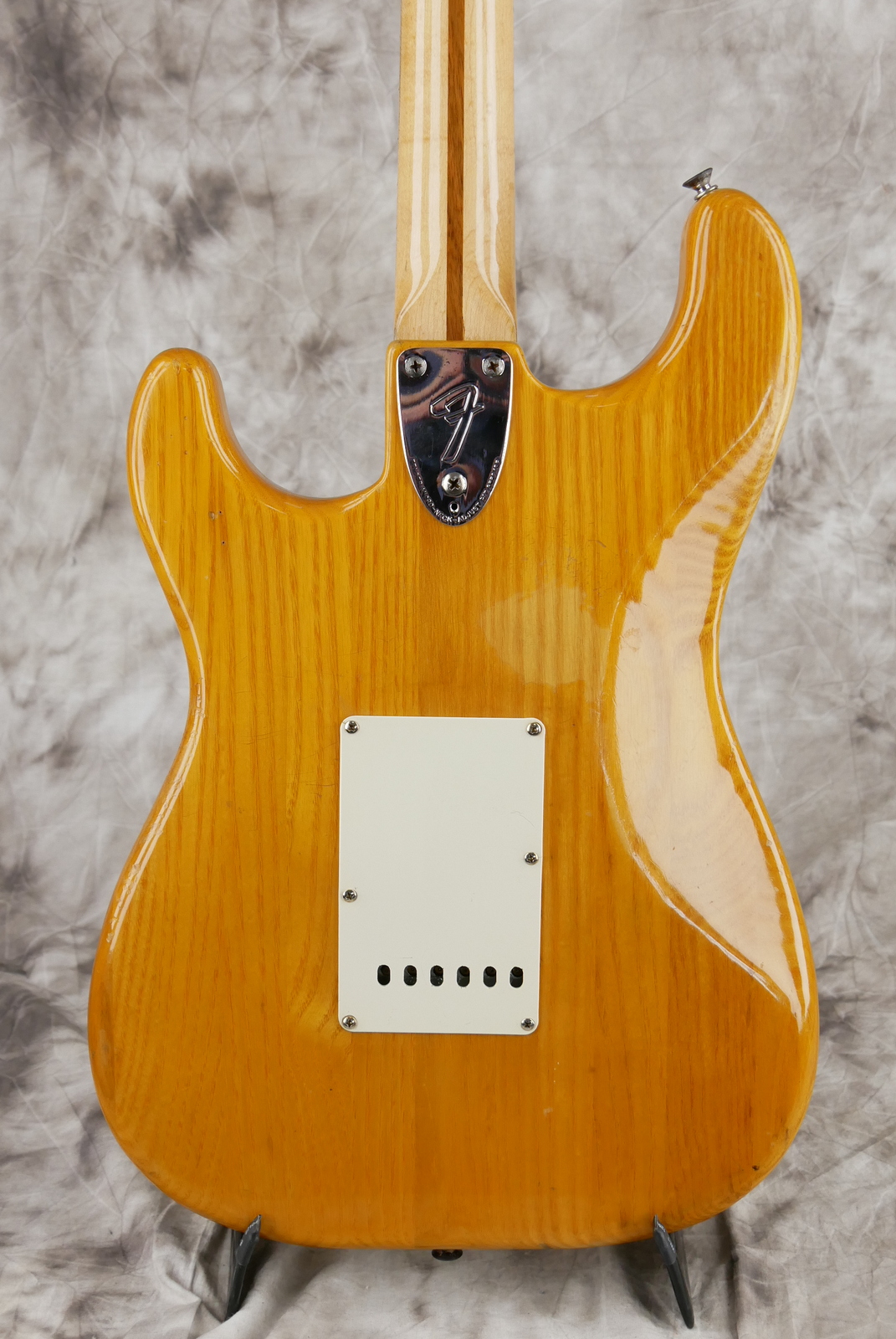 Fender_Stratocaster_10_piece_body_natural_USA_1977-004.JPG