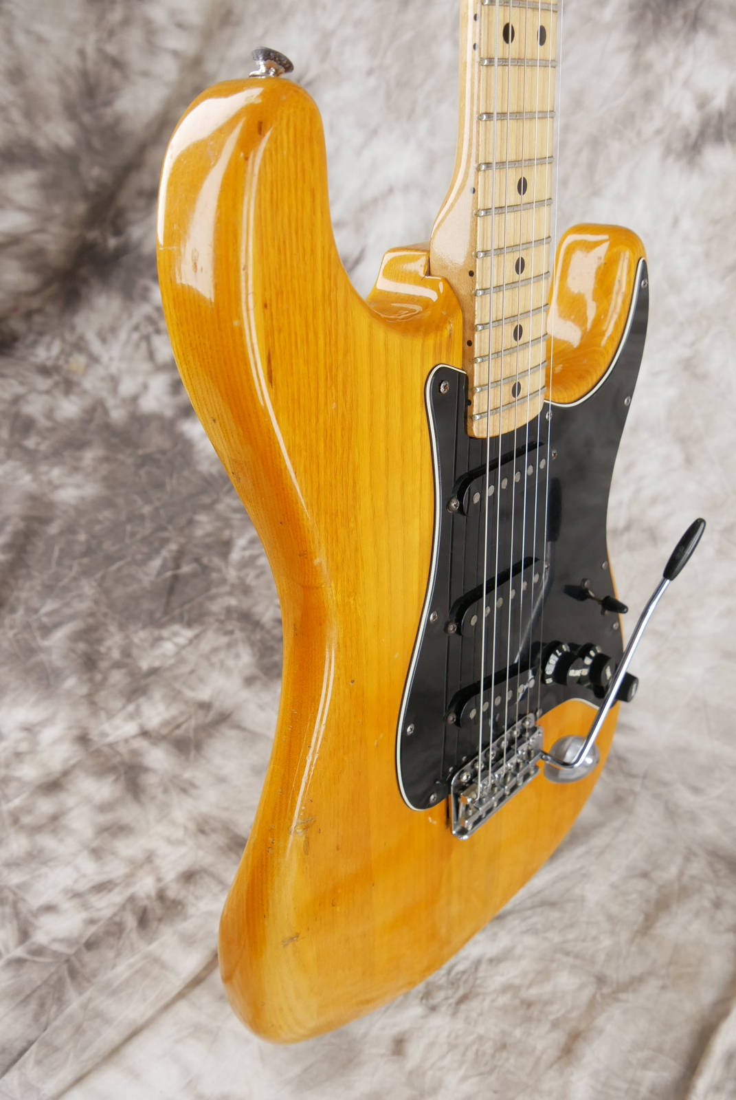 Fender_Stratocaster_10_piece_body_natural_USA_1977-005.JPG