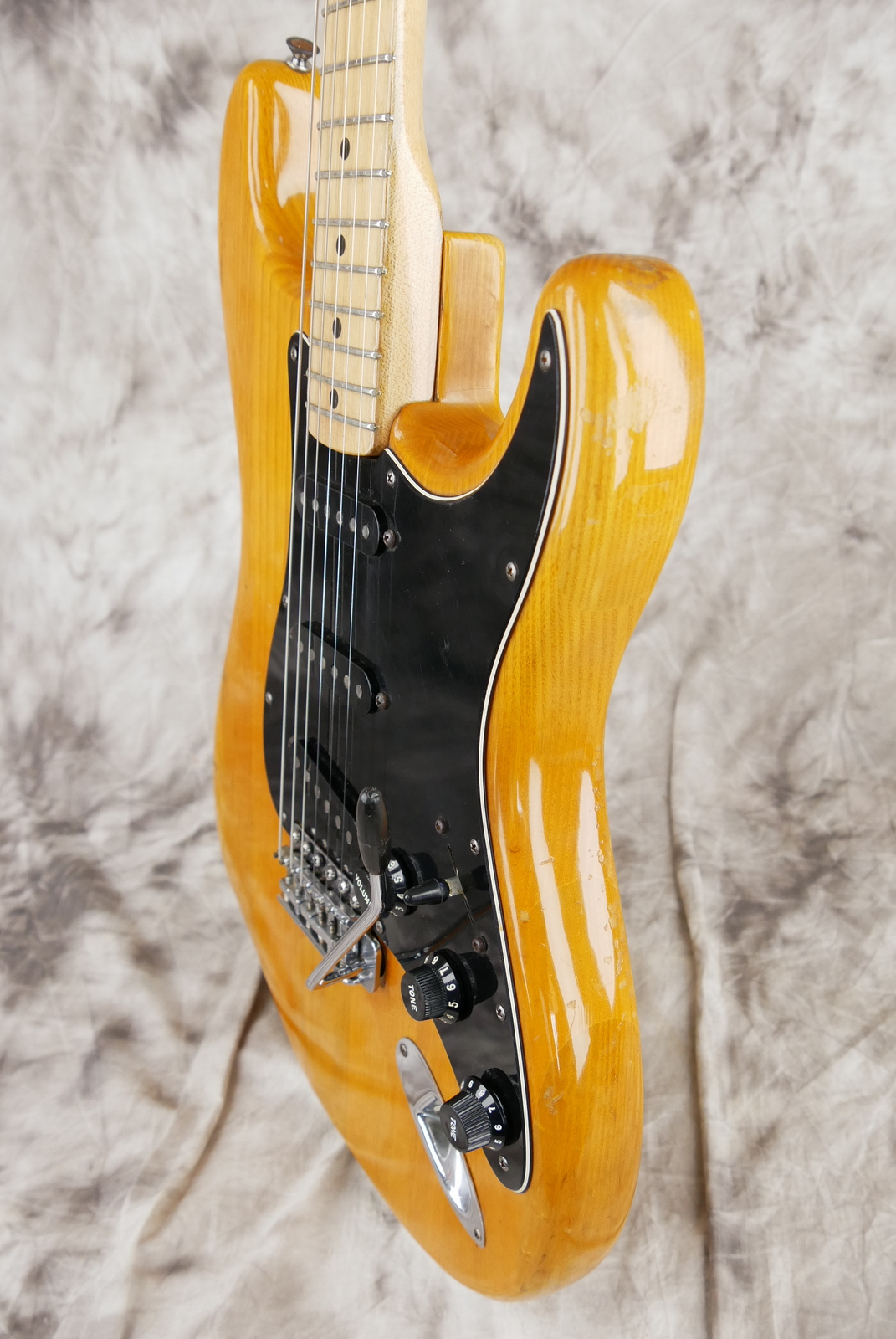 Fender_Stratocaster_10_piece_body_natural_USA_1977-006.JPG