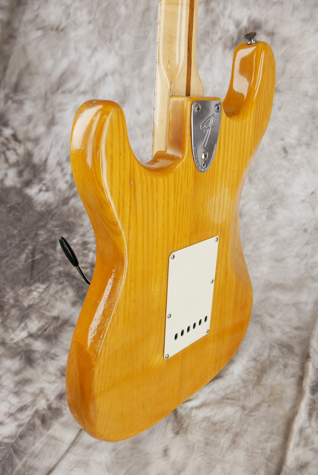 Fender_Stratocaster_10_piece_body_natural_USA_1977-007.JPG