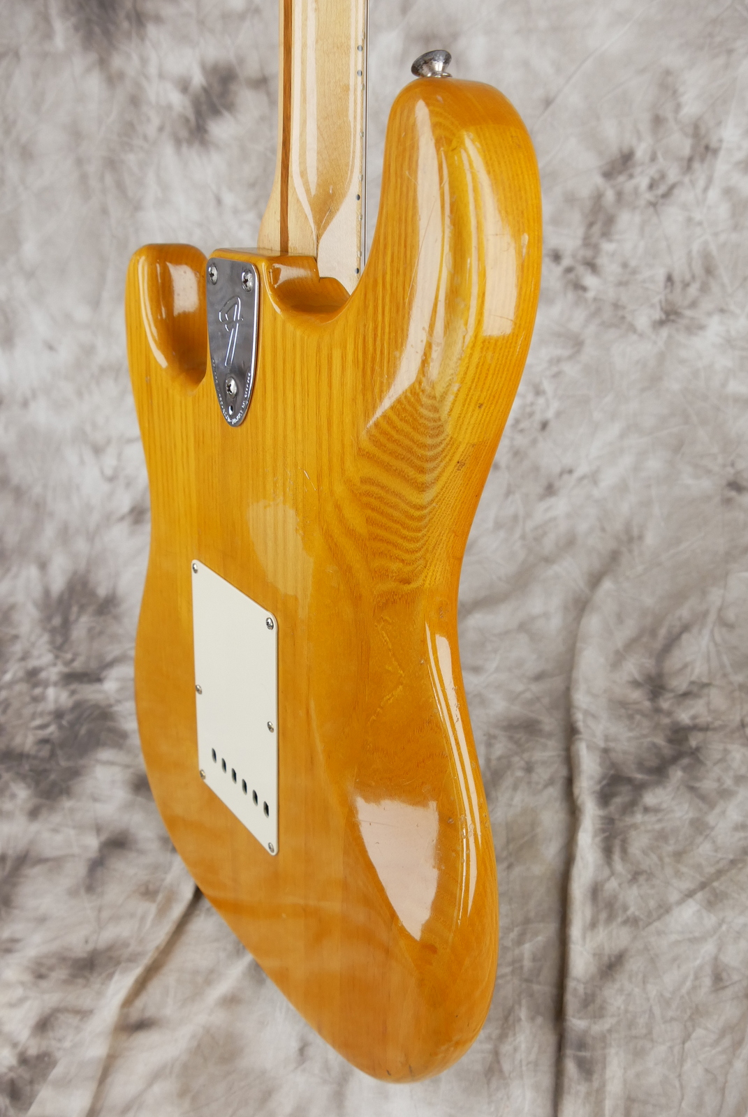 Fender_Stratocaster_10_piece_body_natural_USA_1977-008.JPG
