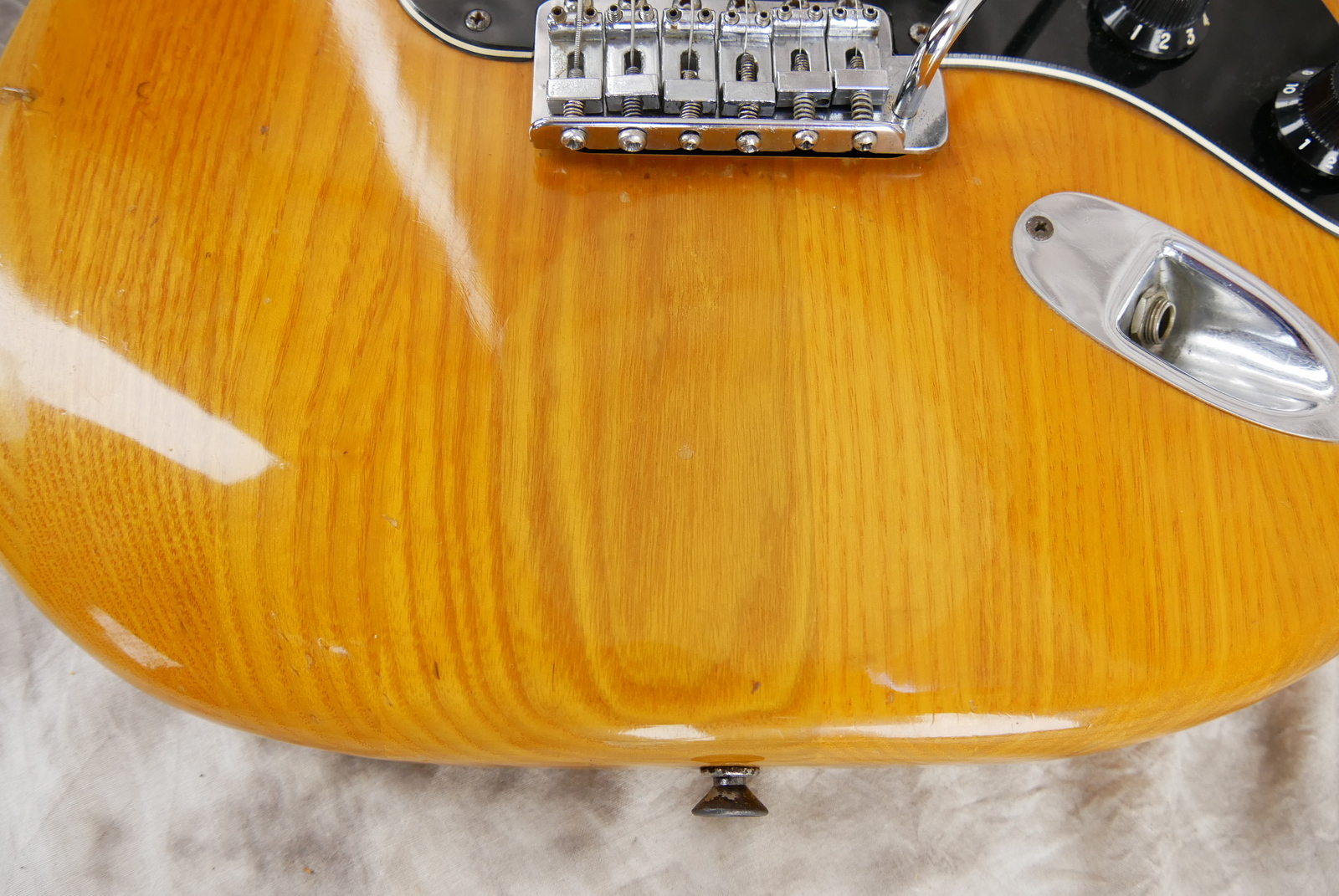 Fender_Stratocaster_10_piece_body_natural_USA_1977-014.JPG