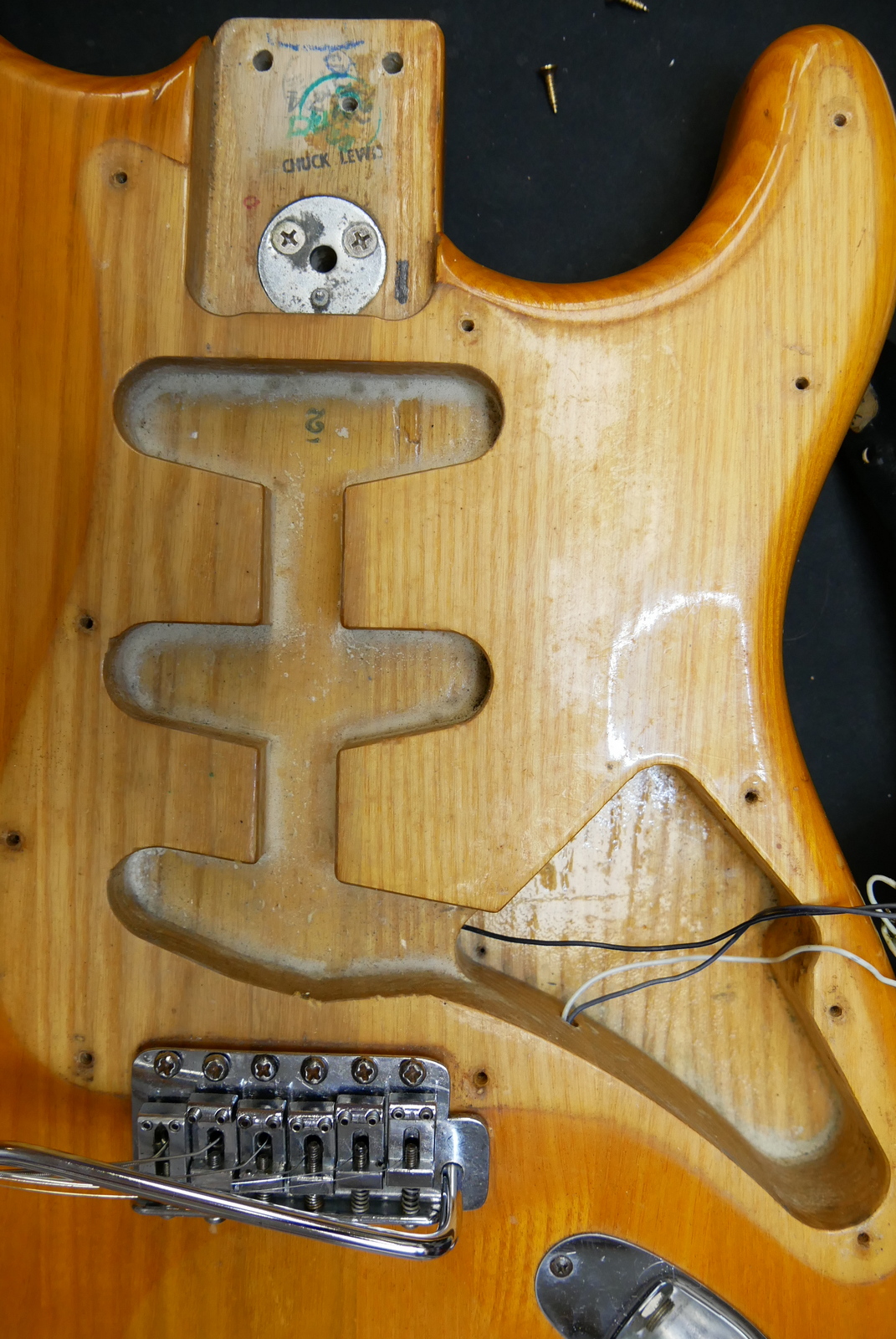 Fender_Stratocaster_10_piece_body_natural_USA_1977-019.JPG