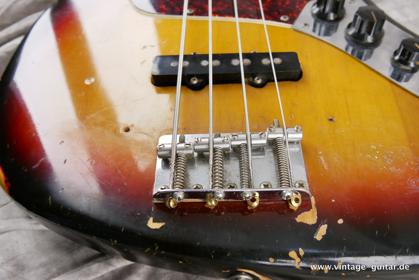 Fender_Jazz_Bass-1972-sunburst-013.JPG