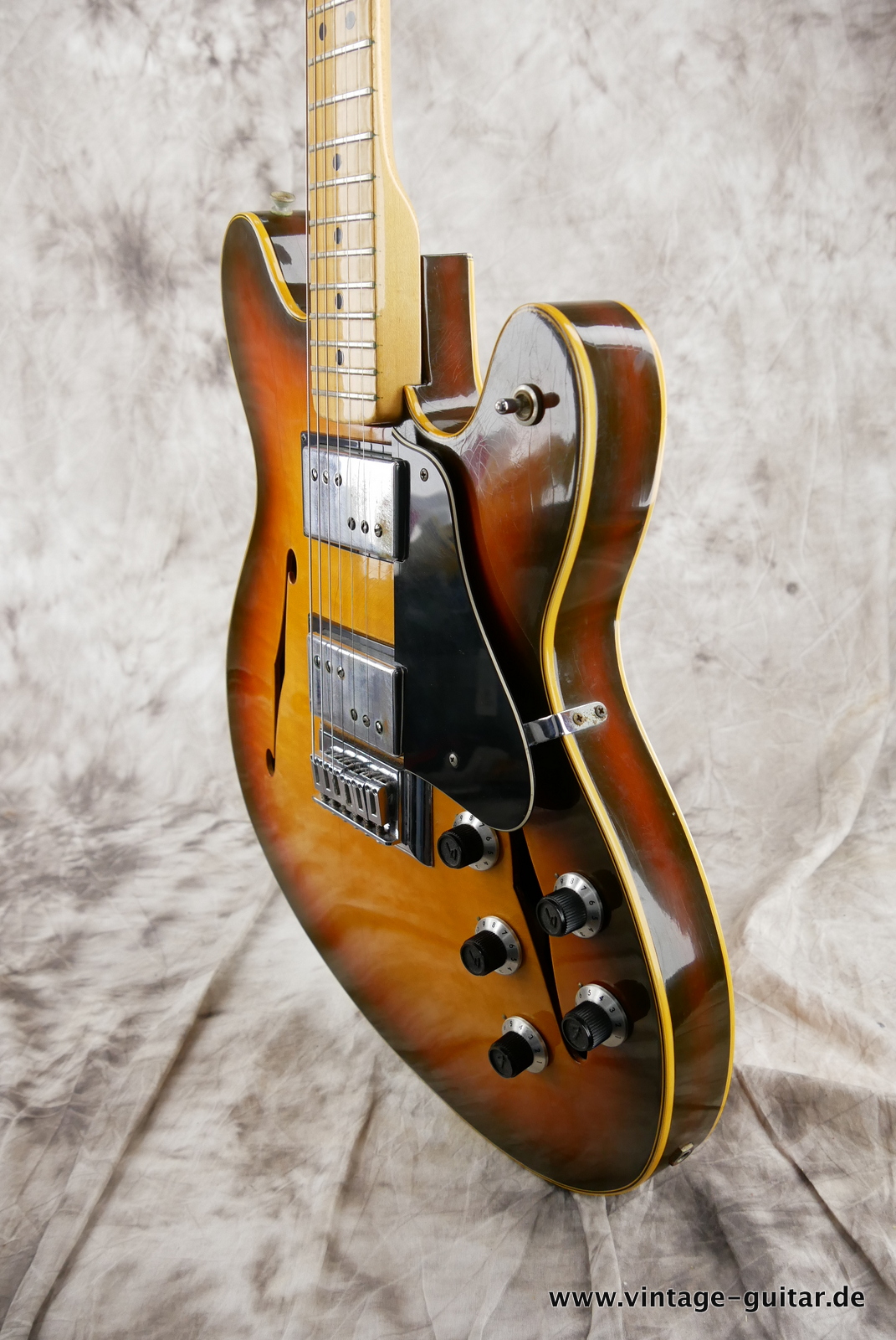 Fender-Starcaster-1974-sunburst-011.JPG