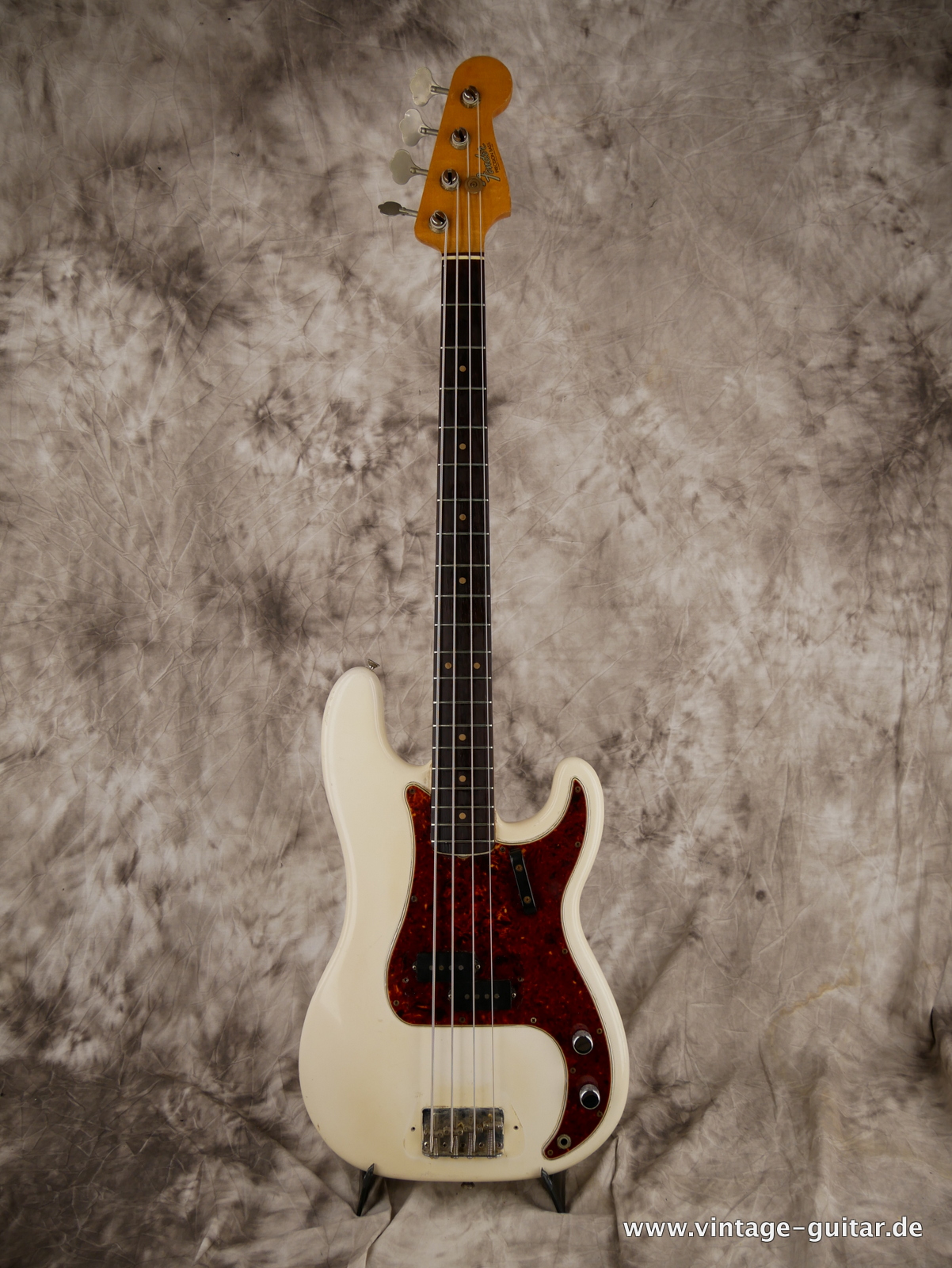 Fender_Precision_Bass_USA_white_refinished_1964-001.JPG