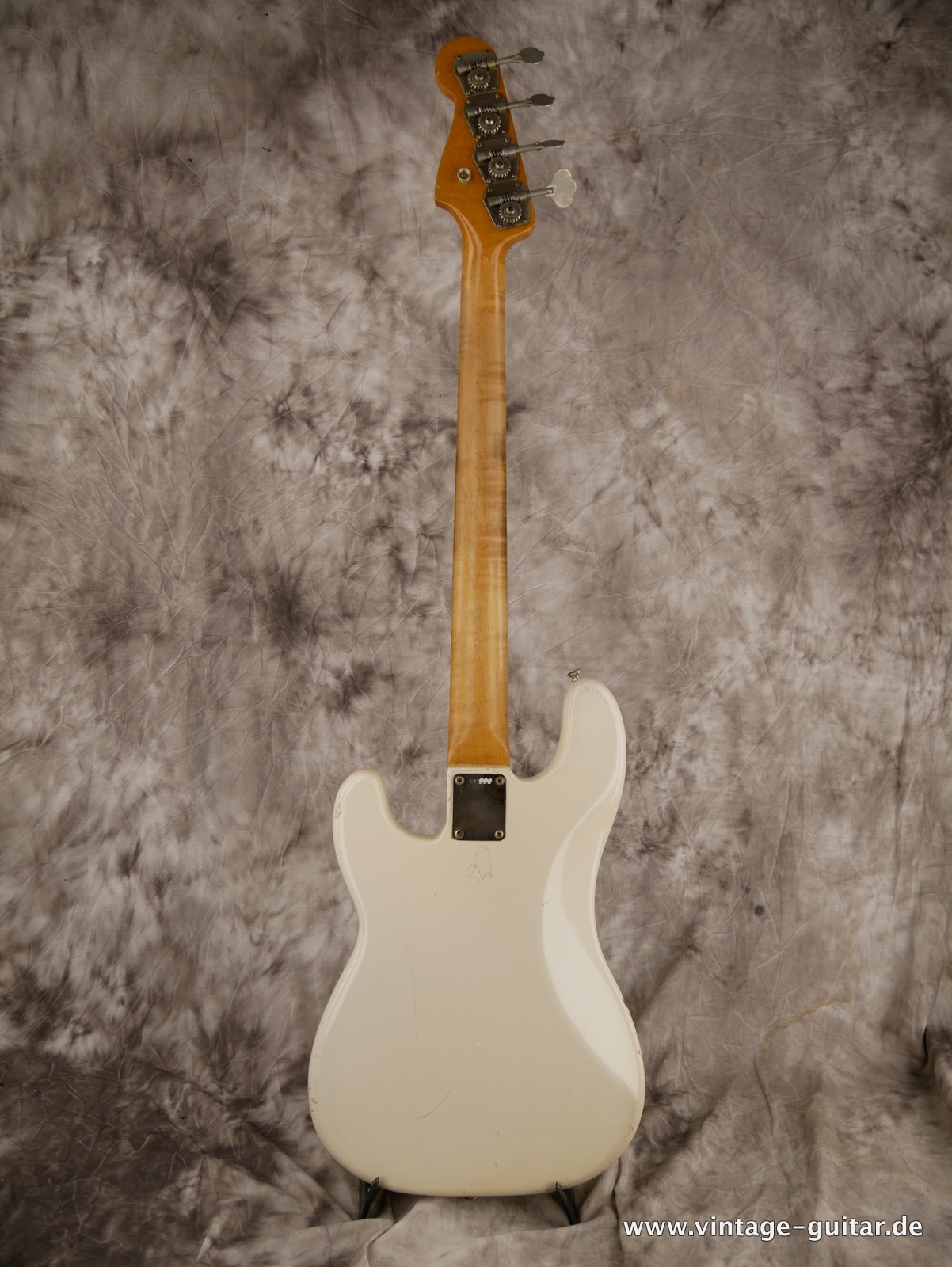 Fender_Precision_Bass_USA_white_refinished_1964-002.JPG
