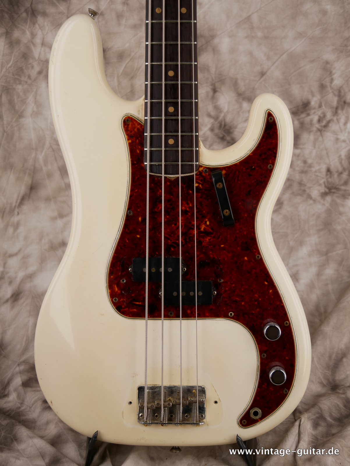 Fender_Precision_Bass_USA_white_refinished_1964-003.JPG